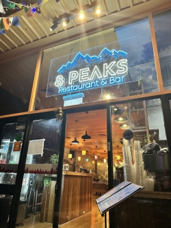 8 peaks restaurant and bar