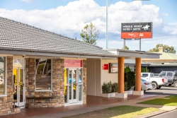 Horse and Jockey Hotel Motel Warwick