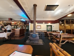 Red Roof Bar & Grill