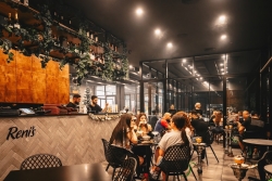 Reni's Bar & Grill